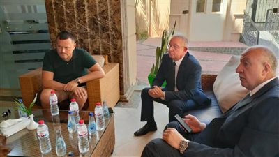 سكرتير عام البحر الأحمر يقدم واجب العزاء لوالد الشاب الروسى
