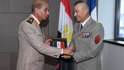 وزير الجيوش الفرنسية يقلد الفريق اول محمد ذكى وسام جوقة الشرف الفرنسى من طبقة (قائد)