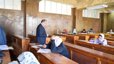 رئيس جامعة بني سويف يتفقد امتحانات الفصل الدراسي الثاني بكلية التجارة