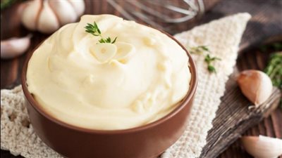 اصنعي صوص الثومية على خطى المطاعم وتمتعي بمذاقها اللذيذ