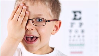 أطعمة تحسن بصر طفلك.. منها السمك والمكسرات