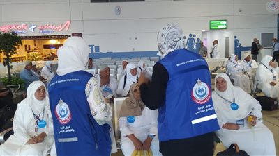 توزيع الحقائب وتقديم التوعية الصحية لـ 845 حاجًا في مطار القاهرة