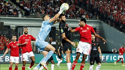 حافلة الأهلي تصل ملعب محمد الخامس استعدادًا لمباراة الوداد في نهائي أفريقيا 