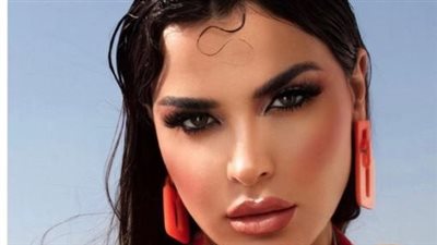 نورهان منصور تعكس رشاقة خصرها بتوب قصير 