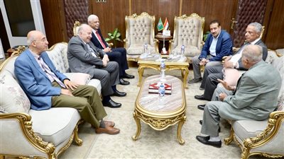 محافظ المنوفية يستقبل رئيس الجامعة وعدد من الوزراء السابقين للتهنئة بالعيد القومي