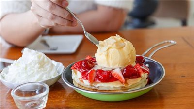 طريقة عمل بان كيك بالفراولة والكريمة ..  فطار خفيف ولذيذ