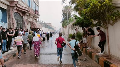 وسط الأمطار.. طلاب الثانوية العامة بالإسكندرية يسيرون للجان الامتحانات 