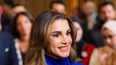 الملكة رانيا العبدالله تطل بلونها المفضل في حفل مركز الحسين للسرطان