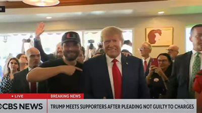 ترامب يتحدى المحكمة ويحتفل بعيد ميلاده داخل القاعة.. شاهد