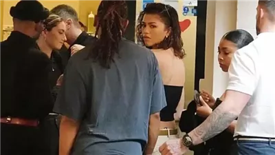 ممثلة أمريكية تتعرض لموقف محرج في مطعم بسبب ملابسها