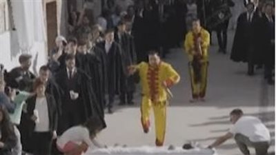 إسبانيا تحتفل بمهرجان القفز فوق الأطفال (فيديو) 