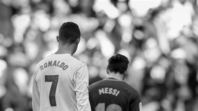 الصراع قرب على الانتهاء.. ميسي تفوق على رونالدو في سباق الأفضل   