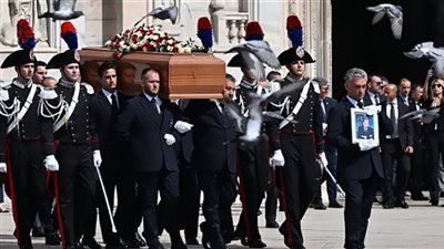 الآلاف يودعون برلوسكوني في جنازة الموسيقى والبخور.. فيديو