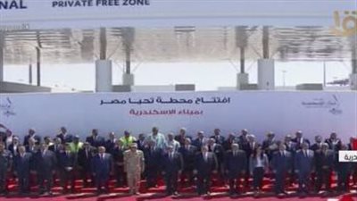 صورة تذكارية تجمع الرئيس السيسي بالعاملين في محطة تحيا مصر 