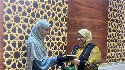 الدراسات الإسلامية للبنات بالزقازيق تكرم طالبة بعد تسليمها قطعة ذهبية عثرت عليها