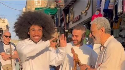 تيك توكر ألماني شهير يزور مصر ويرقص بمنطقة الحسين