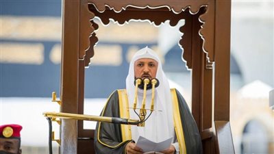 ماهر المعيقلي عجز عن قراءة الفاتحة والسديس يتدخل بعد عارض صحي (فيديو)