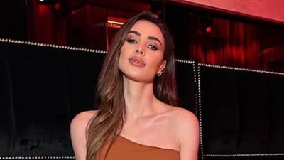 أنابيلا هلال على خطى عارضات الأزياء بالأسود وحبات الكريستال (صور)