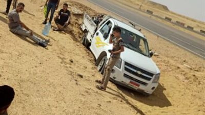 إصابة 3 أشخاص إثر انقلاب سيارة ربع نقل بطريق الضبعة 