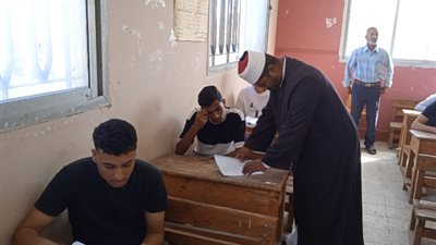 طلاب العلمي يؤدون امتحان الأحياء بالثانوية الأزهرية 