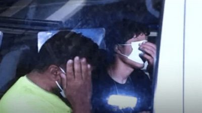 لحظة نقل 9 مصريين اعتقلتهم اليونان لتورطهم بغرق مركب مهاجرين (شاهد) 