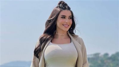 ياسمين صبري ..  فراشة بيضاء أمام المرآة