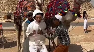 نجم التيك توك نويل روينسون يرقص على أغاني المهرجانات في الأهرامات (فيديو) 