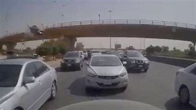 سقوط سيارة من على جسر في الرياض (فيديو) 