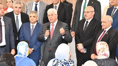 وزير التربية والتعليم يتفقد سير امتحان اللغة العربية بالثانوية العامة بالإسماعيلية 