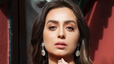 هبة مجدي تشبه زهرة في بستان الربيع والأناقة تزيد من جمالها