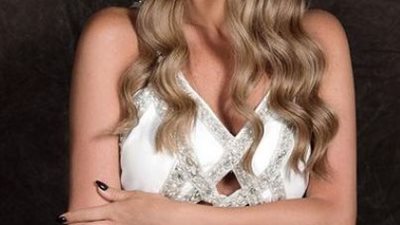 كارلا حداد تبرز أنوثتها بظهر مكشوف