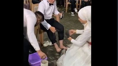 عروس تثير الجدل بغسلها أقدام زوجها خلال زفافهما.. ما بين مؤيد ومعارض