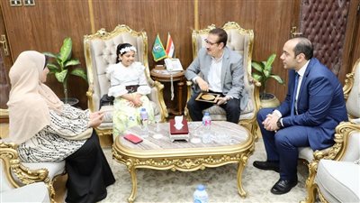 محافظ المنوفية يلتقي الموهبة الغنائية 