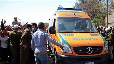 معركة بالحجارة بين 17 عاملا وسقوط ضحية 