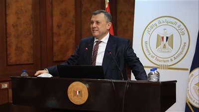 وزير السياحة يكرم الموظفين المتميزين وآخرين انتهت خدمتهم