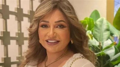 ليلي علوي تعود لعمر العشرين بالأحمر الصارخ