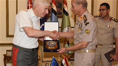 وزير الدفاع يبحث التعاون العسكري والمستجدات الإقليمية مع رئيس اللجنة العسكرية للاتحاد الأوروبي 