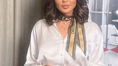 رابعة الزيات تبرز نحافة خصرها بجاكيت قصير 