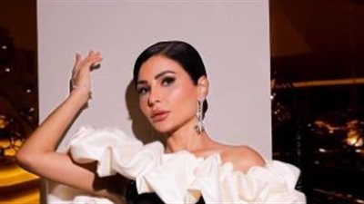 مهيرة عبدالعزيز تواكب الموضة بلمسة كلاسيكية (صور)