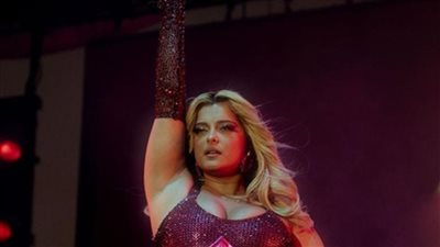 علقة موت للمغنية الأمريكية بيبى ريكسا على المسرح.. 3 غرز في الوجه