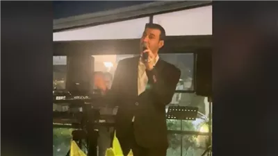  شبيه كاظم الساهر يشعل المسرح ويغني بنفس صوت القيصر (فيديو)