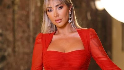 جويل مردينيان تنافس عارضات الأزياء بالأسود المجسم (صور)