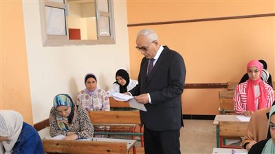 وزير التربية والتعليم يتفقد لجان امتحانات الثانوية العامة بالصالحية