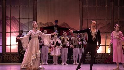 باليه الأوبرا يروي قصة البجعات المسحورات على المسرح الكبير