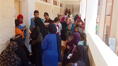 الكشف على 695 مواطن وتقديم الأدوية لأهالي قرية العمدة بالإسماعيلية 