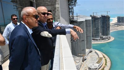 وزير الإسكان من أعلى نقطة بالعلمين يتابع مشروعات المنطقة الشاطئية 