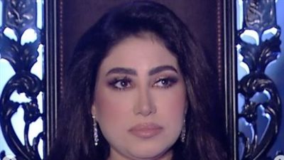 التل يعكس أنوثة بوسي في حبر سري 