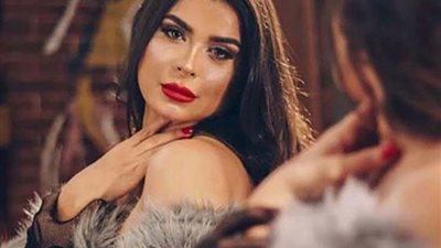 نورهان منصور بفستان مثير في شوارع باريس