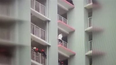 مهارة أسطورية لفرق الطوارئ تنقذ حياة عجوز.. فيديو