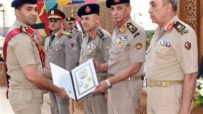 وزير الدفاع يشهد تخرج دورات جديدة من دارسي أكاديمية ناصر